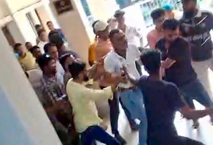 সিরাজগঞ্জে ইউএনও অফিসে বিএনপি নেতাকর্মীদের হামলায় ইজারাদার আহত